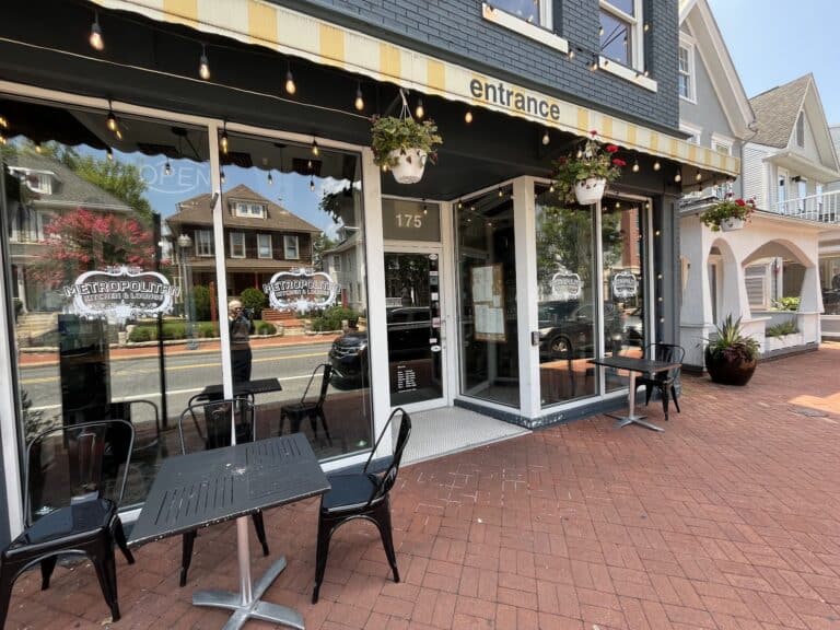 $10 Burger Night at Metropolitan Kitchen & Lounge